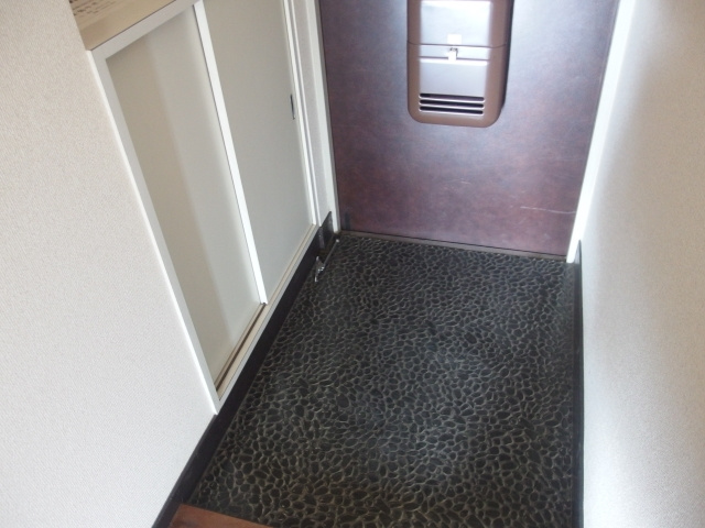ツトムマンションの玄関