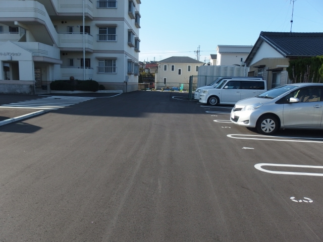 ツトムマンションの駐車場
