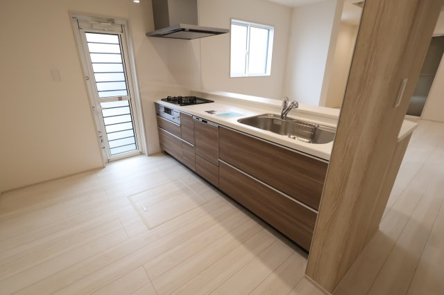 【キッチン】 | 《仲介手数料無料》大宮区堀の内町２丁目103-1(4号棟)新築一戸建てブルーミングガーデン | 2025年11月9日 11:45 雨