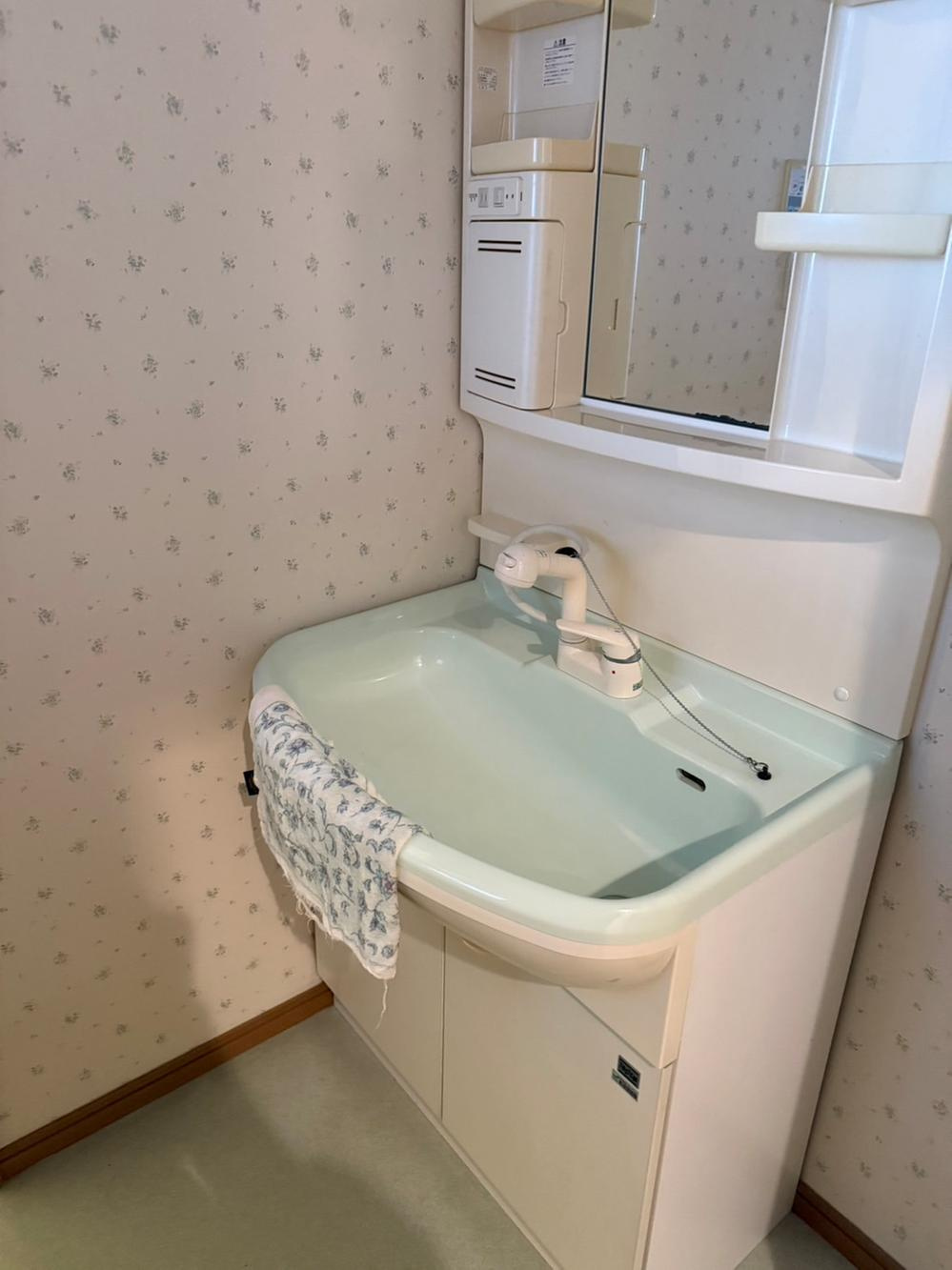 江端町　中古一戸建ての独立洗面台|シャワー付き洗面化粧台
■物件内覧・資金計画相談・住宅ローン相談、リフォーム相談、お問合せ受付中■
※当日・翌日のご内覧、ご相談はお電話でのお問合せがスムーズです！