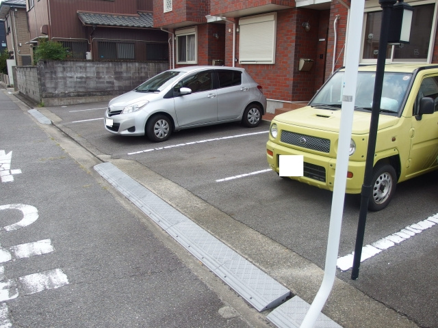 メゾーネ宗の駐車場