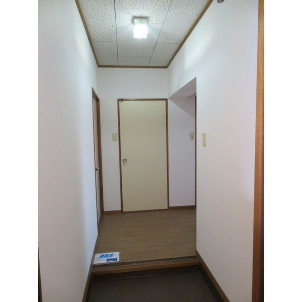 リバーサイド八番館の玄関