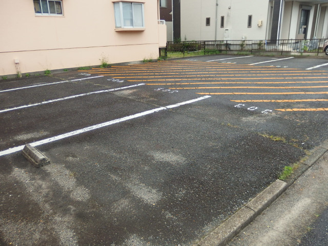 リバーサイド八番館の駐車場