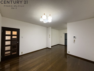 東園田町８丁目戸建の居間