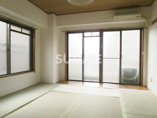 グリーンハイツ木村の和室|２面採光の明るい居室です。