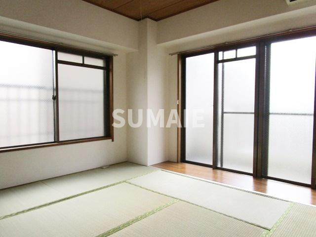 グリーンハイツ木村の寝室|２面採光の明るい居室です。