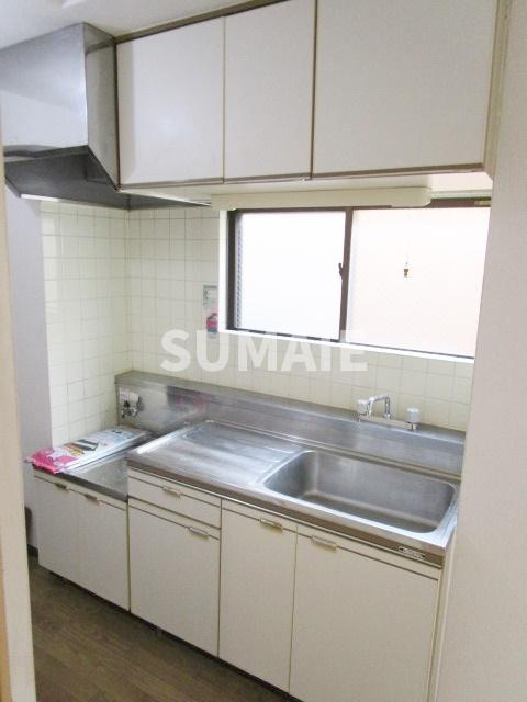 グリーンハイツ木村のキッチン|窓のある明るいキッチンです。