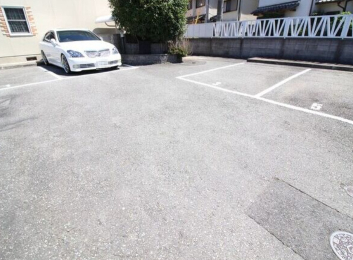ラフォーレ深井の駐車場