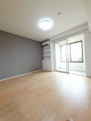 【居間・リビング】 | アドラブール・コートⅧ | ゆったりとしたリビングです