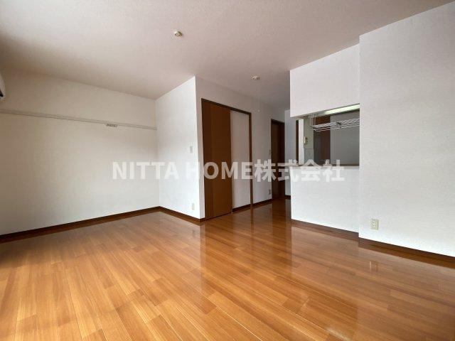 クラージュの居間・リビング|カウンターキッチンを採用しています♪