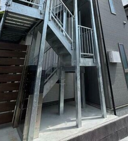 横須賀市追浜南町２丁目のアパートのエントランス|防犯面も考慮されたオートロック付きエントランス