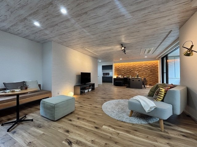 中銀茅ケ崎マンシオン【新規リフォーム済物件/132㎡超・３LDK/専用駐車場確保】の居間・リビング