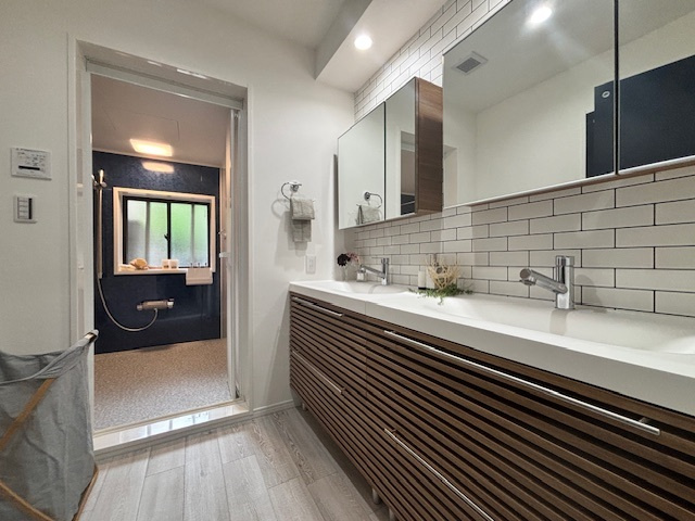 中銀茅ケ崎マンシオン【新規リフォーム済物件/132㎡超・３LDK/専用駐車場確保】の独立洗面台