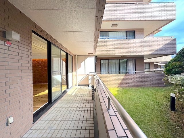 中銀茅ケ崎マンシオン【新規リフォーム済物件/132㎡超・３LDK/専用駐車場確保】のバルコニー