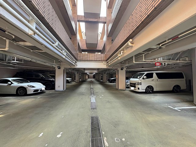 中銀茅ケ崎マンシオン【新規リフォーム済物件/132㎡超・３LDK/専用駐車場確保】の駐車場|地下駐車場・シャッターゲート付き・1住戸1台確保