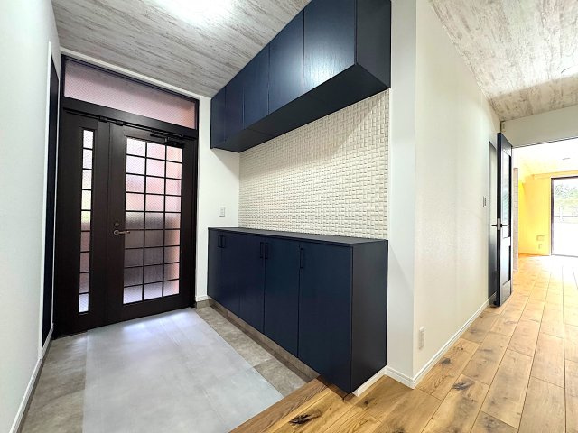 中銀茅ケ崎マンシオン【新規リフォーム済物件/132㎡超・３LDK/専用駐車場確保】の玄関