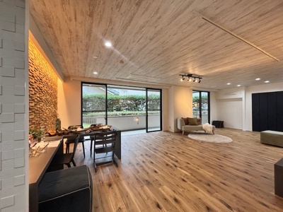 【居間・リビング】 | 中銀茅ケ崎マンシオン【新規リフォーム済物件/132㎡超・３LDK/専用駐車場確保】