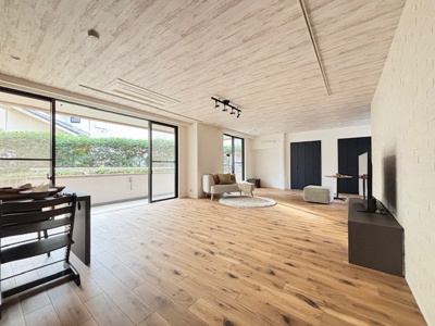 【居間・リビング】 | 中銀茅ケ崎マンシオン【新規リフォーム済物件/132㎡超・３LDK/専用駐車場確保】