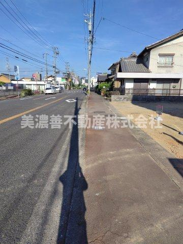６６０１５　岐阜市長良福光分譲地　の前面道路含む現地写真