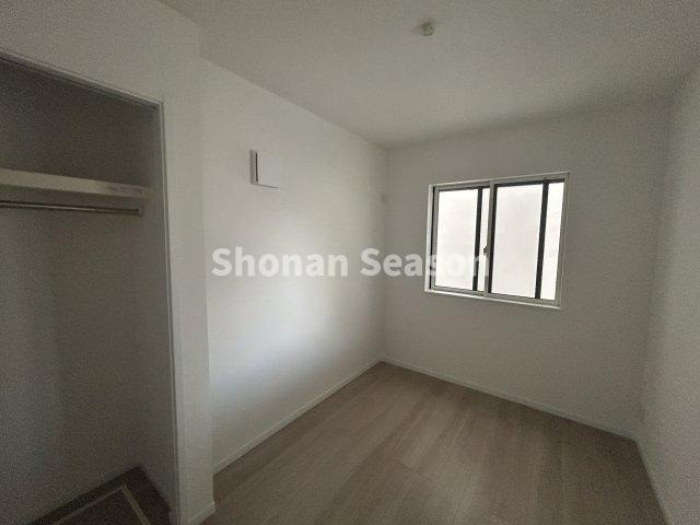 【洋室】 | の温もりを感じながら生活できる全室フローリング！
汚れもサッと拭き取れるのでお掃除の手間が省けそうですね♪