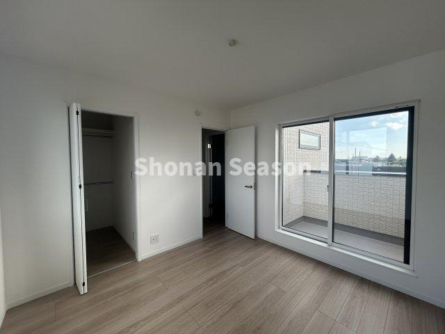 【洋室】 | 全室収納つきで、増えがちな学習用具・衣類や、季節家電なども、各部屋に収納でき便利ですよ。