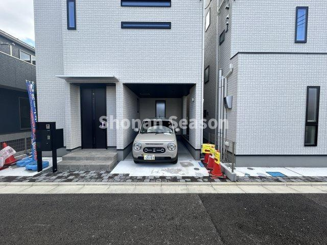 【外観】 | ビルトインガレージは大切なお車を雨や汚れから守ってくれますよ☆
宅配ボックス付き門柱で、不在時の荷物も安心！