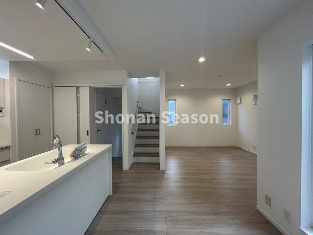 【居間・リビング】 | コミュニケーションの機会が増えるリビングイン階段☆
ご家族と顔を合わせられ、安心ですね♪