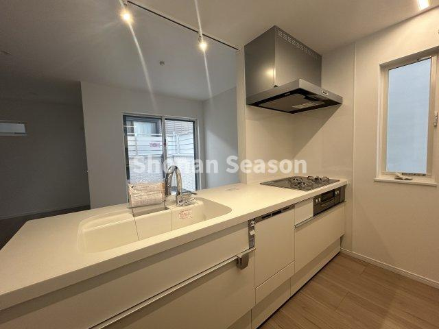 【キッチン】 | 同時調理可能な３口コンロでお料理も捗りますね☆
食器洗浄乾燥機付き！