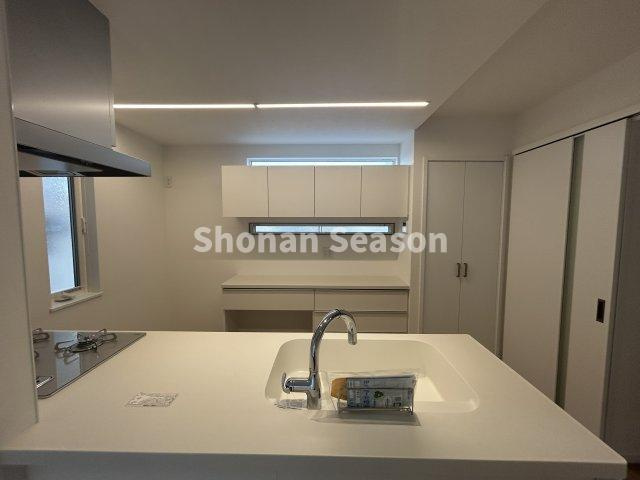 【キッチン】 | カップボードや収納を備え、日用品などのストックもスッキリ収まります◎木