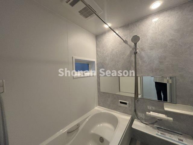 【浴室】 | 腰かけられるタイプの浴槽で、お年寄りや小さなお子様も安心して入浴できますね。