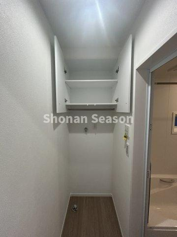 【収納】 | 洗濯機置場上部には収納を完備しているため、洗剤やタオルなどもすっきり片付きます◎