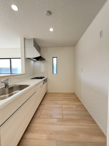 高浜市小池町第4　新築住宅＜1号棟＞のキッチン|収納豊富なシステムキッチンは、作業が快適でお手入れもカンタン。