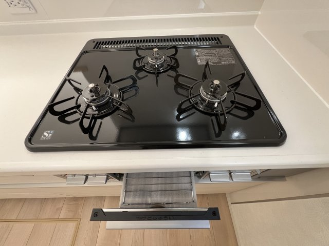 高浜市小池町第4　新築住宅＜1号棟＞のその他|1度にたくさんのメニューが作れる3口コンロ付のシステムキッチンです♪