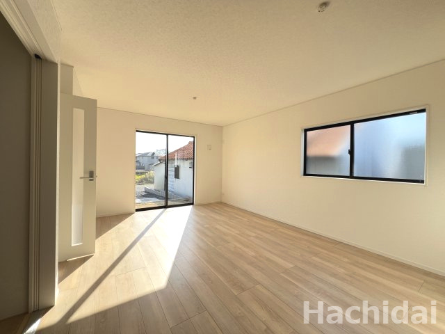 高浜市小池町第4　新築住宅＜1号棟＞の居間・リビング|16帖のLDKは家族が自然と集まります。家族と過ごす時間を大切にしたい方にぴったりの明るくゆとりある住空間です。