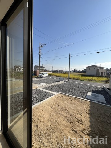 高浜市小池町第4　新築住宅＜1号棟＞の庭|室内と外を繋げる、ひろいお庭も魅力。前面道路は、交通量も少なく車の出し入れもラクラク。