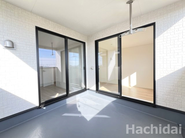 高浜市小池町第4　新築住宅＜1号棟＞のバルコニー|バルコニーは、洗濯物や布団を干すだけでなく、暖かな陽射しや爽やかな風を存分に取り込み、お部屋に解放感をもたらします☆