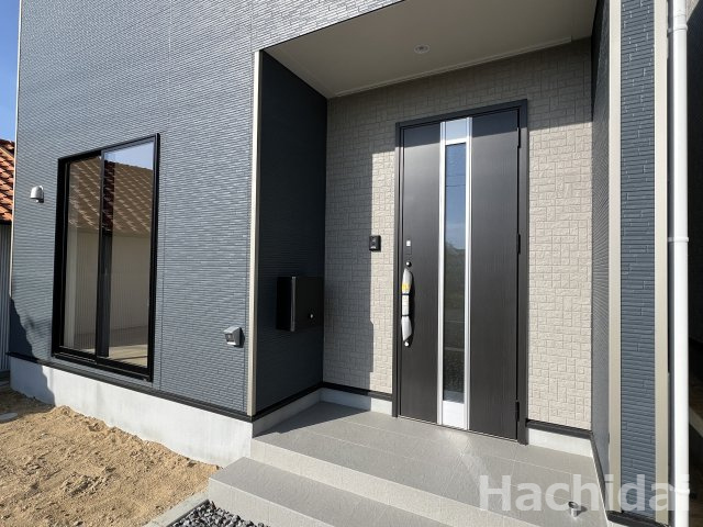 高浜市小池町第4　新築住宅＜1号棟＞のエントランス|シンプルでモダンなエントランスホールです。訪れる方を心地よく迎えてくれます。