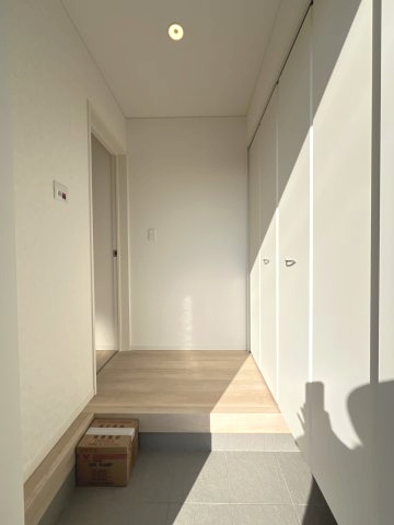 高浜市小池町第4　新築住宅＜1号棟＞の玄関|優しいカラーの建具と調和し、温かみのある雰囲気を感じることができる玄関ホール。