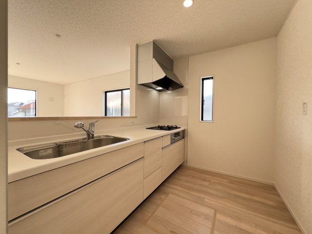 高浜市小池町第4　新築住宅＜1号棟＞のキッチン|リビングで遊ぶお子様を見守りながらお料理ができる人気のカウンターキッチンです。