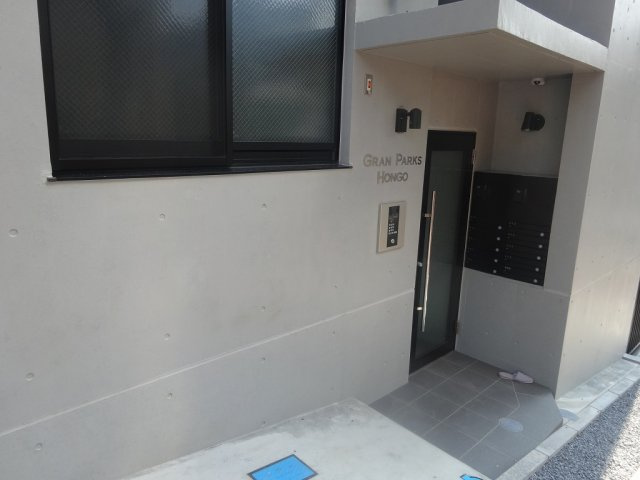 グランパークス本郷のエントランス