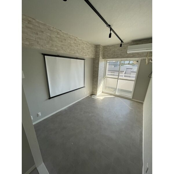 フローレスタナベの居間・リビング