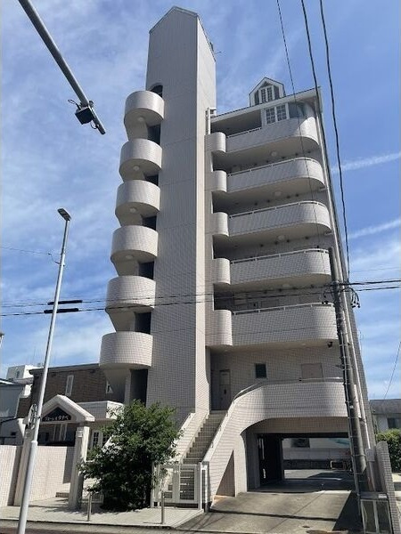 フローレスタナベの外観