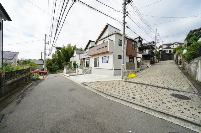 【横浜市旭区上白根2丁目43-1全2棟新築戸建て】★仲介手数料無料★（上白根北小学校・上白根北中学校）の前面道路含む現地写真