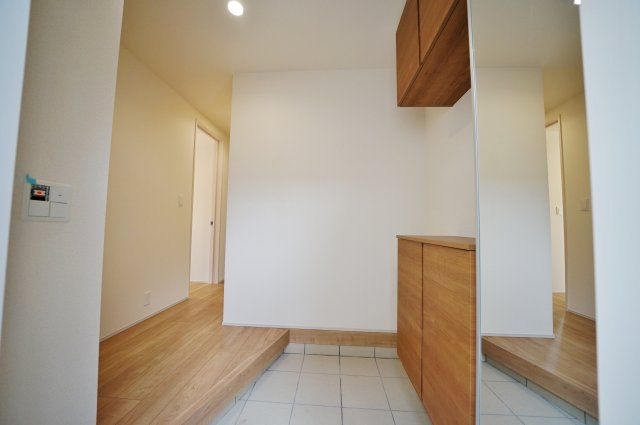 【横浜市旭区上白根2丁目43-1全2棟新築戸建て】★仲介手数料無料★（上白根北小学校・上白根北中学校）の玄関