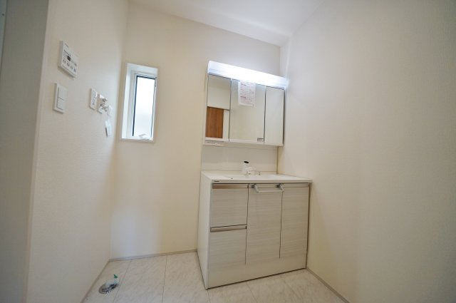 【横浜市旭区上白根2丁目43-1全2棟新築戸建て】★仲介手数料無料★（上白根北小学校・上白根北中学校）の独立洗面台