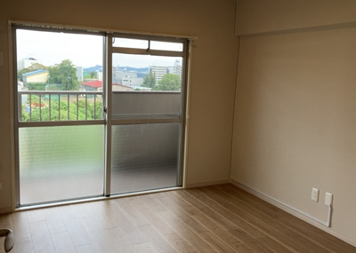 【洋室】 | 東建狭間マンション | 洋室のメリットは重い家具が置きやすく、身の回りが整理しやすいことです。 床がフローリングのため畳とは異なり凹みにくいです。 クローゼットなど収納が豊富で、普段使わない旅行カバンや服の整頓も簡単にです。