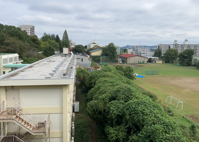【展望】 | 東建狭間マンション | 眺望の良さを楽しめるダイニングキッチンで家族団らんの時間を過ごしてはいかがでしょうか。バルコニーから見える景色を家族で眺める時間は、時間が経つのを忘れてしまいそうですね。是非、現地を見に行きましょう！