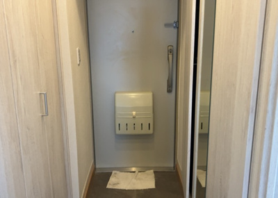 【玄関】 | 東建狭間マンション | 玄関は家の顔でもあり、家族以外の目にも止まる場所です。玄関は外との間を仕切る扉、靴などをしまっておく収納スペース、靴脱ぎのたたきスペース、来客とのやり取りをするドアホンなど複数のアイテムからなります。