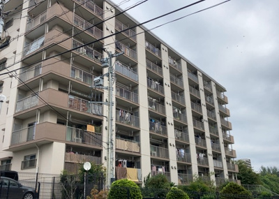 【外観】 | 東建狭間マンション | 外観はマンション管理がされているかの目安になります。築年数が古いと、壁面は劣化してひび割れが生じることも！建物が古びていても細かいところが修繕されていると、きちんと管理されているなぁと感じるでしょう。