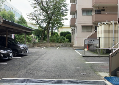 【駐車場】 | 東建狭間マンション | 車一台あたりに必要なスペースは、標準サイズの普通自動車で横幅2m50cm、長さ5mは必要になります。ただし、乗降のことも考慮して横幅3m30cm、長さ5m50cmほどは確保できるところを選びましょう。